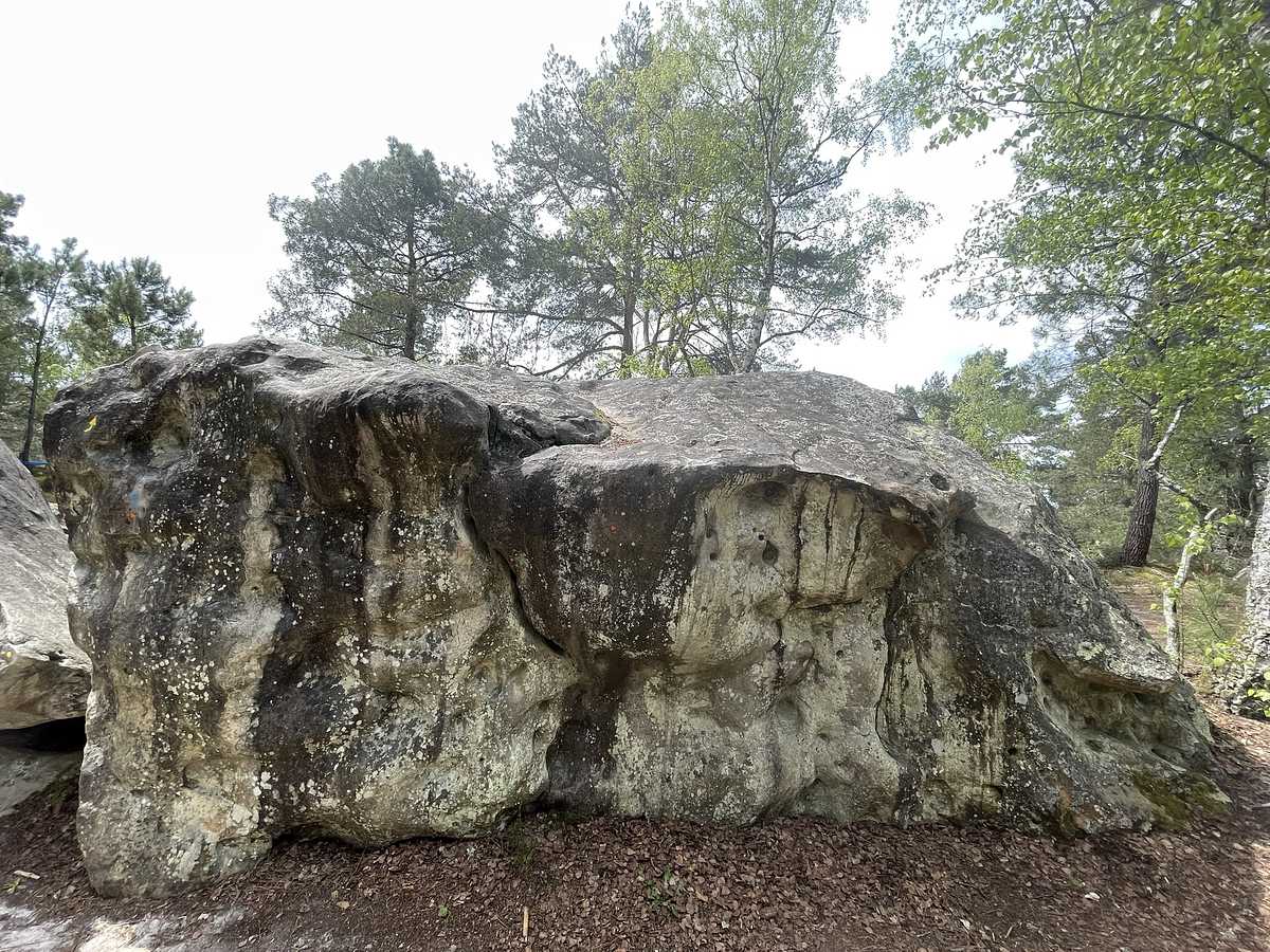 Photo du rocher avec les tracés