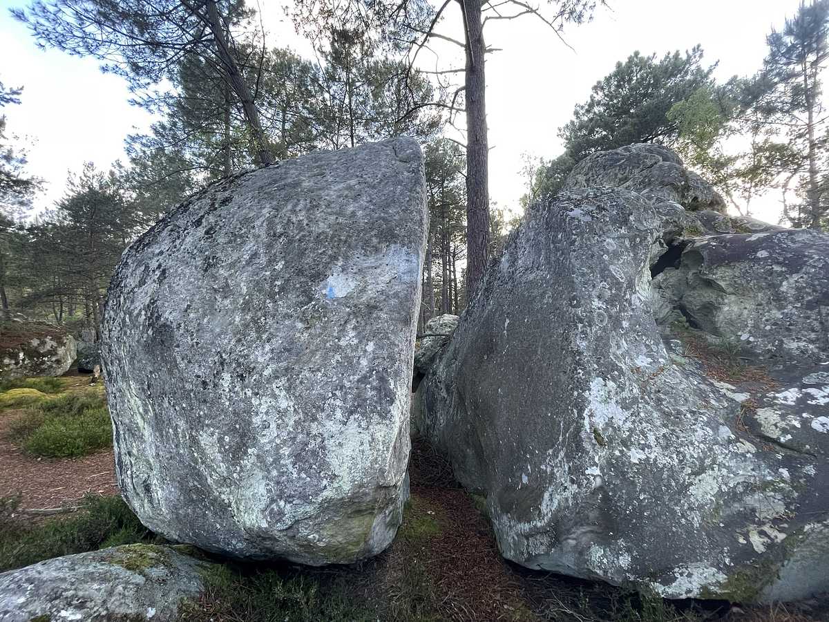 Photo du rocher avec les tracés