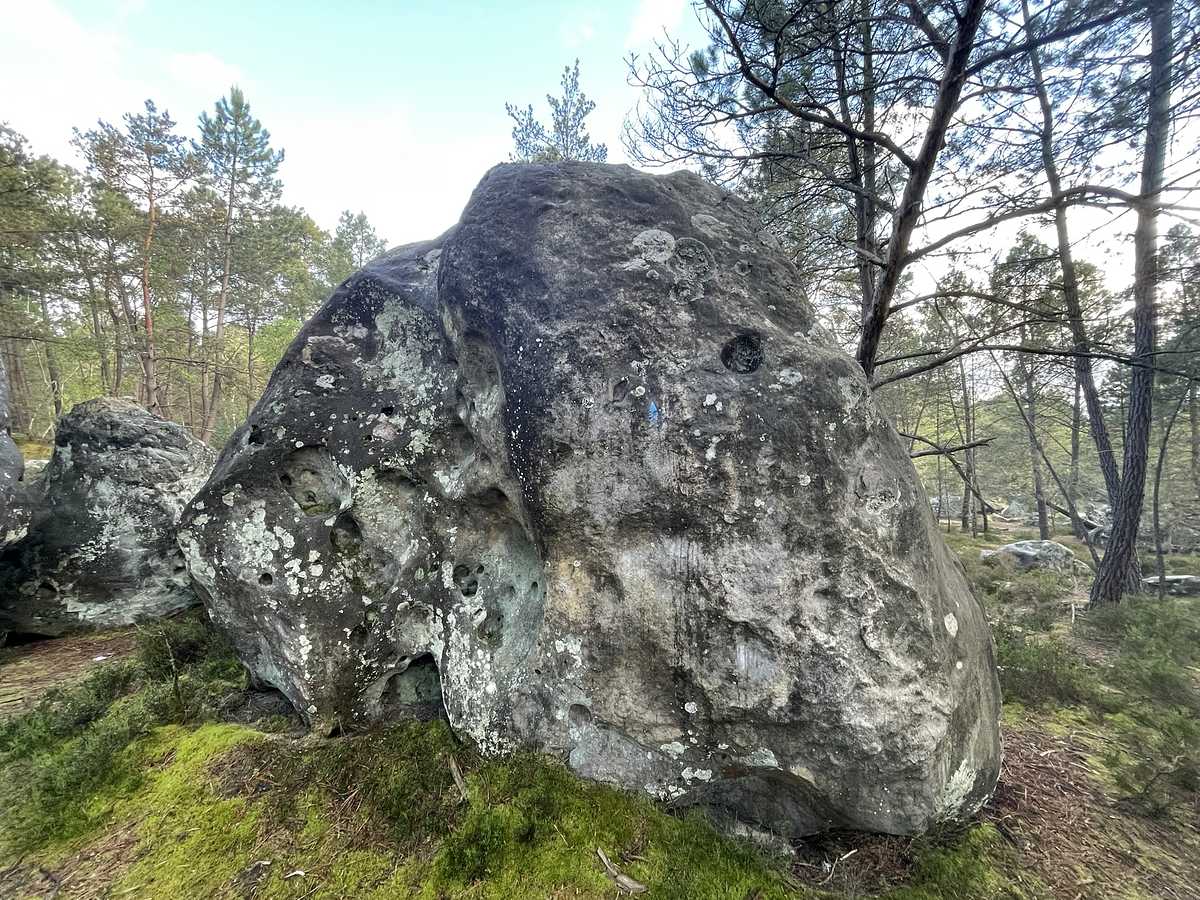 Photo du rocher avec les tracés