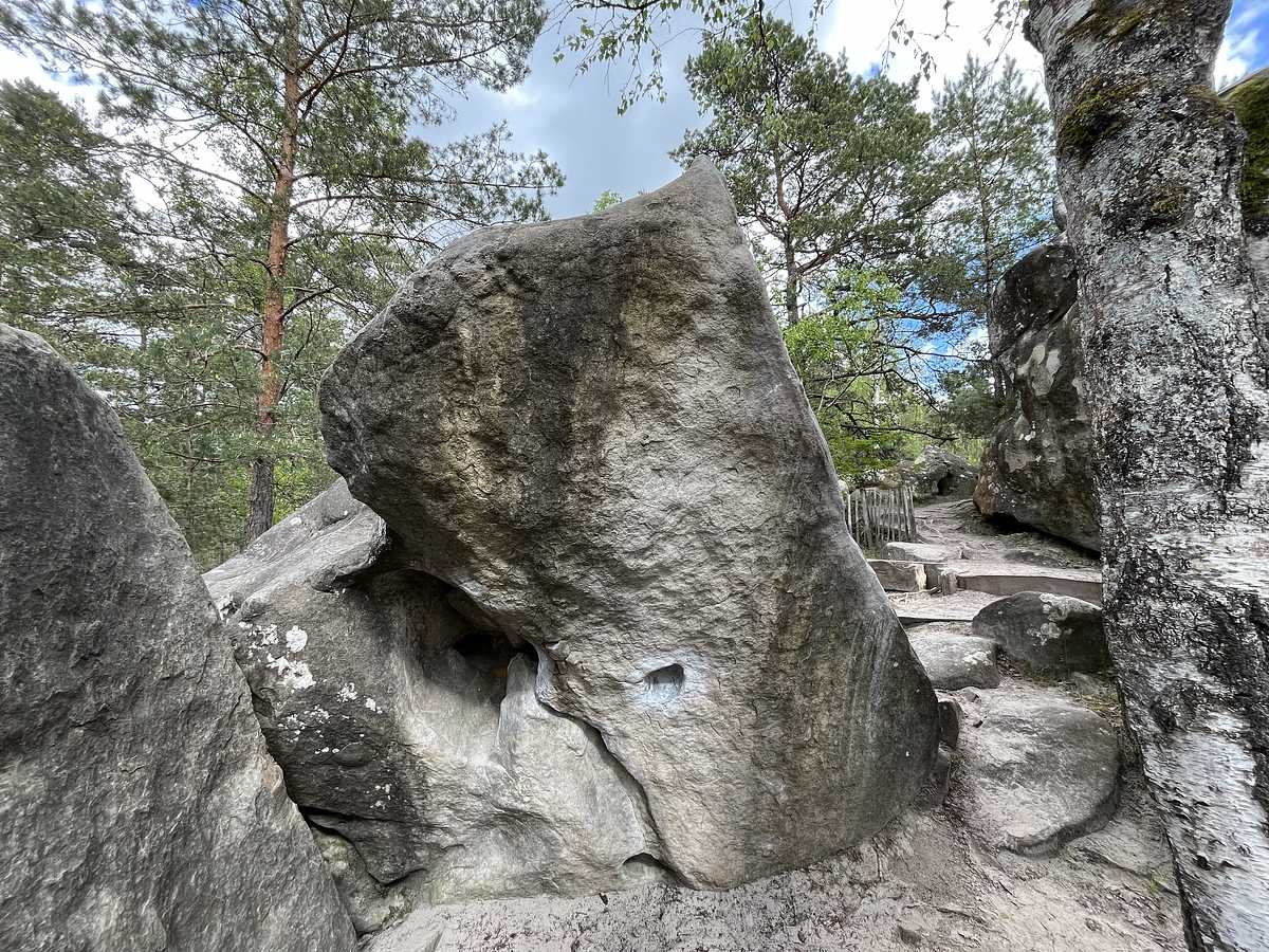 Photo du rocher avec les tracés