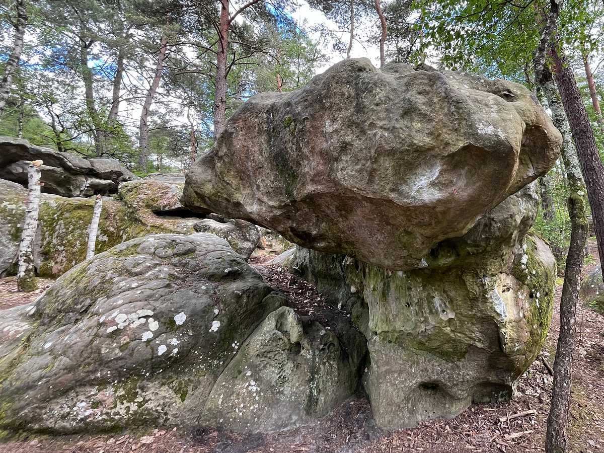 Photo du rocher avec les tracés