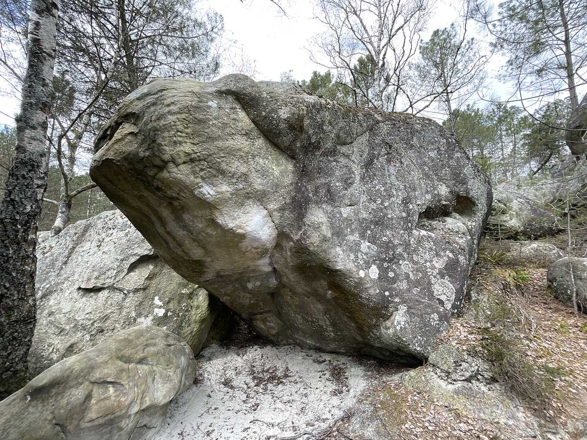 Photo du rocher avec les tracés