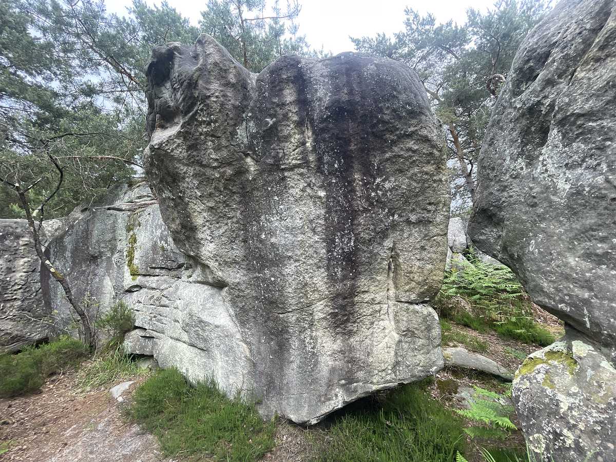 Photo du rocher avec les tracés