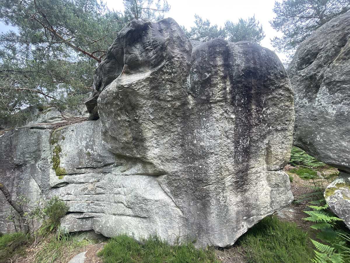 Photo du rocher avec les tracés