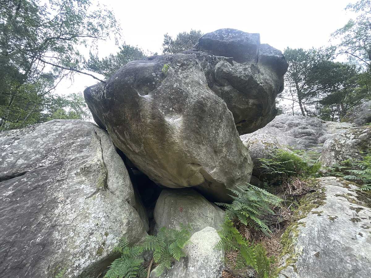 Photo du rocher avec les tracés