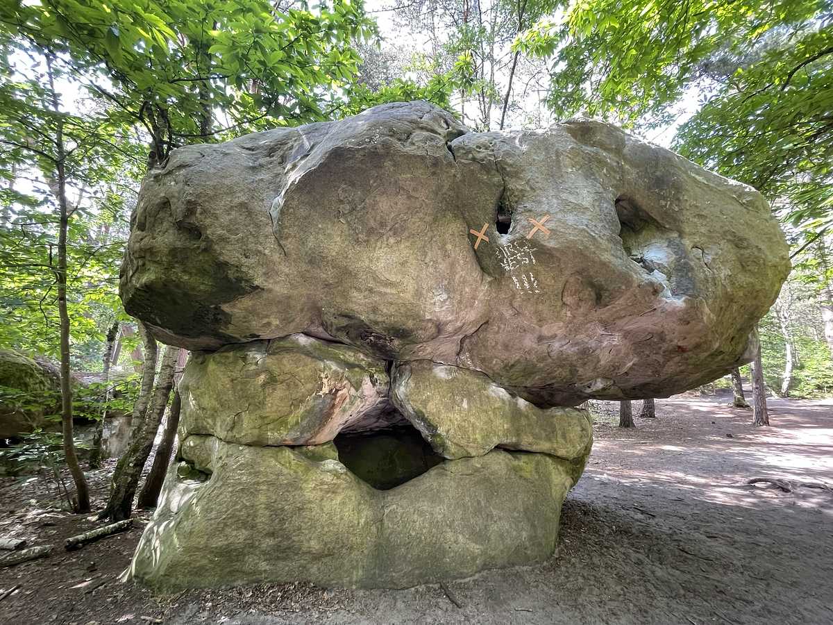 Photo du rocher avec les tracés