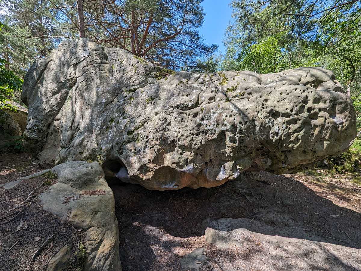 Photo du rocher avec les tracés
