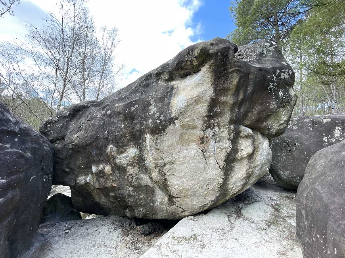 Photo du rocher avec les tracés