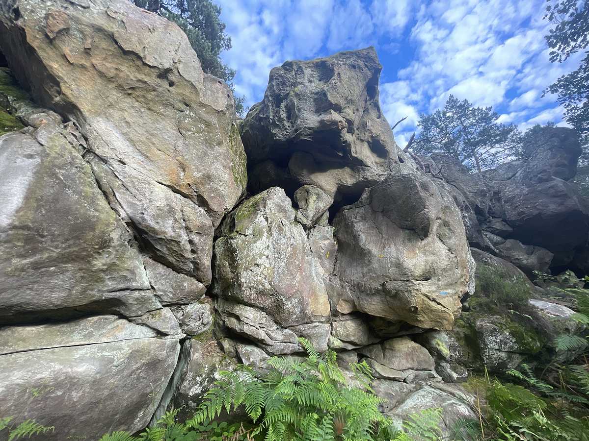 Photo du rocher avec les tracés