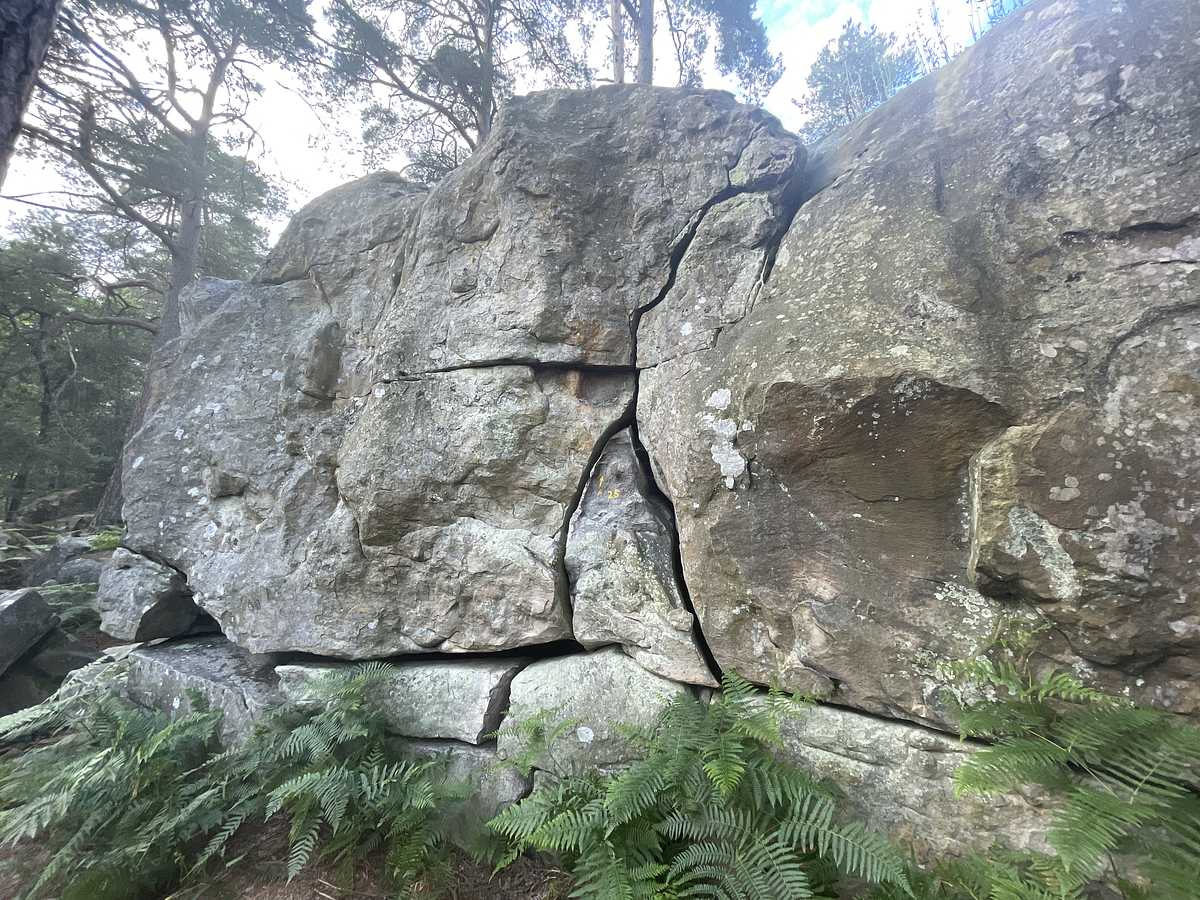 Photo du rocher avec les tracés
