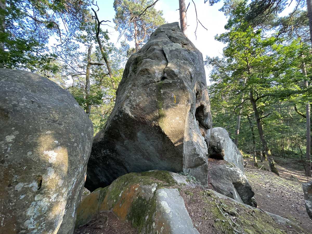 Photo du rocher avec les tracés