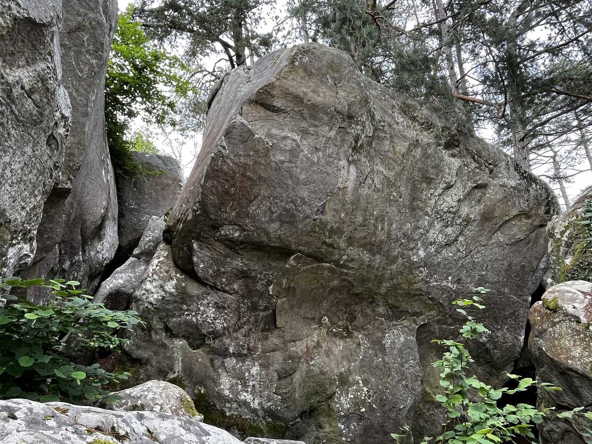 Photo du rocher avec les tracés
