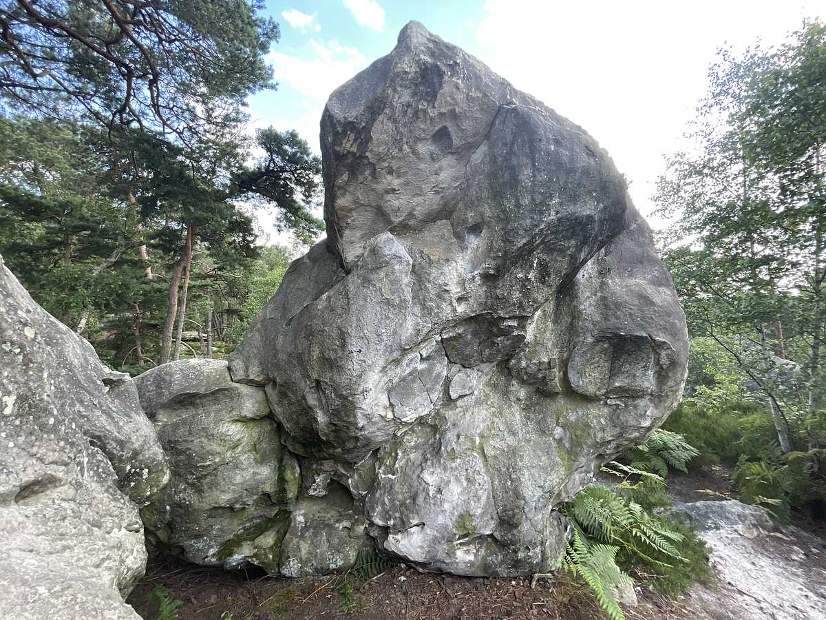 Photo du rocher avec les tracés