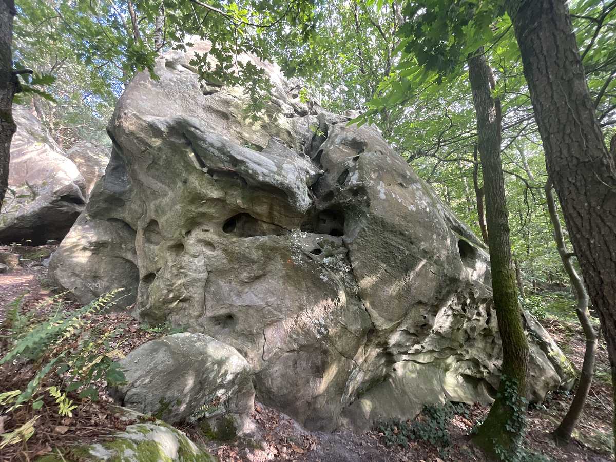Photo du rocher avec les tracés