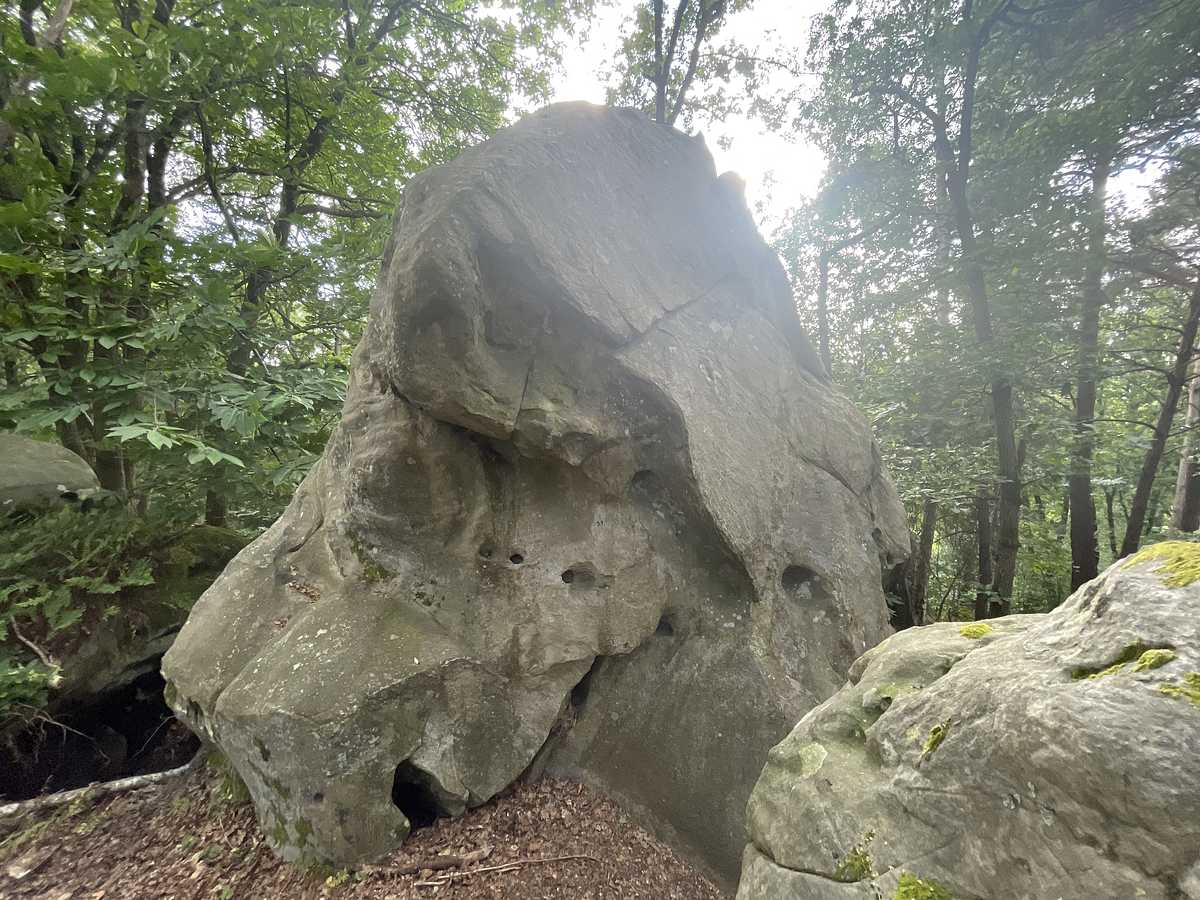 Photo du rocher avec les tracés
