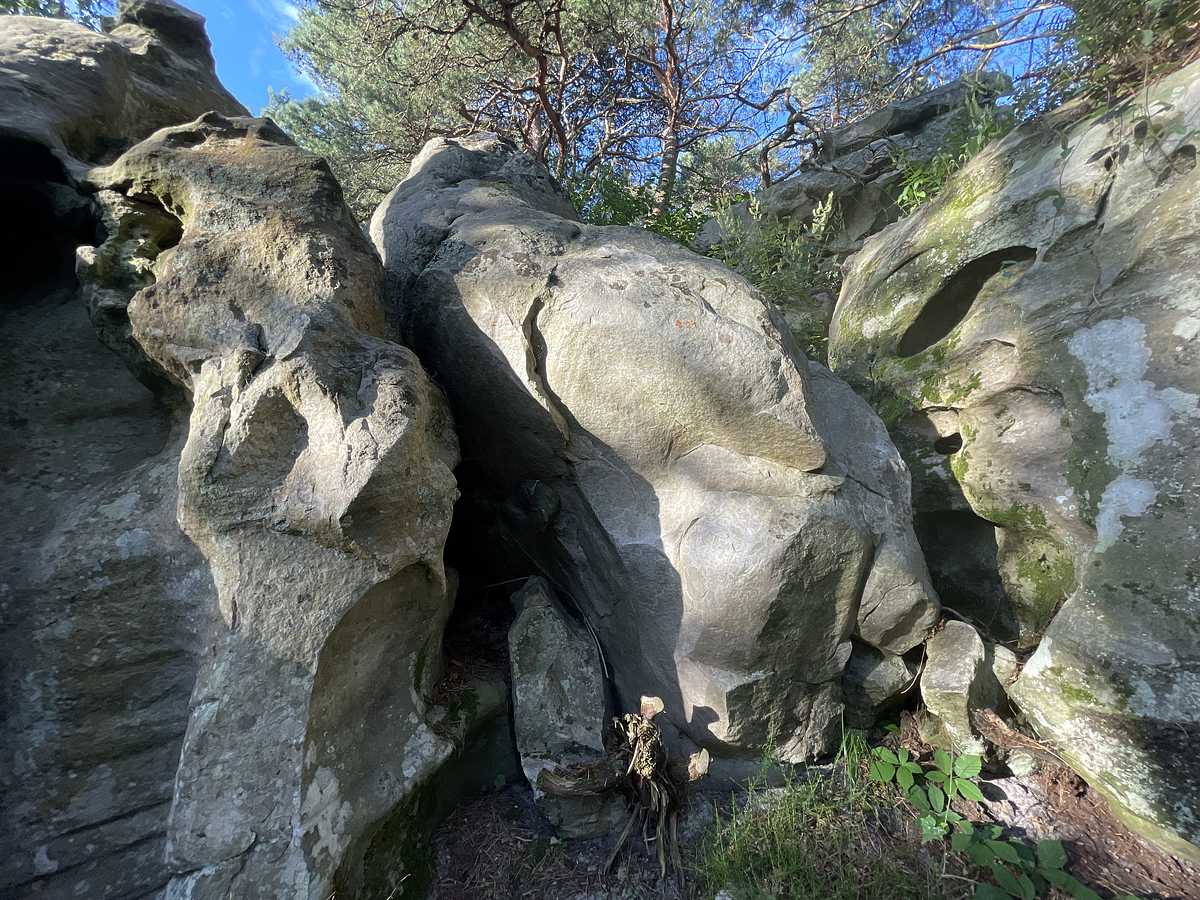 Photo du rocher avec les tracés