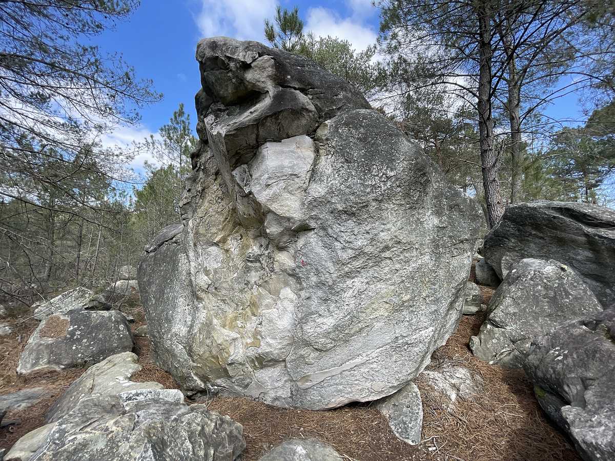 Photo du rocher avec les tracés