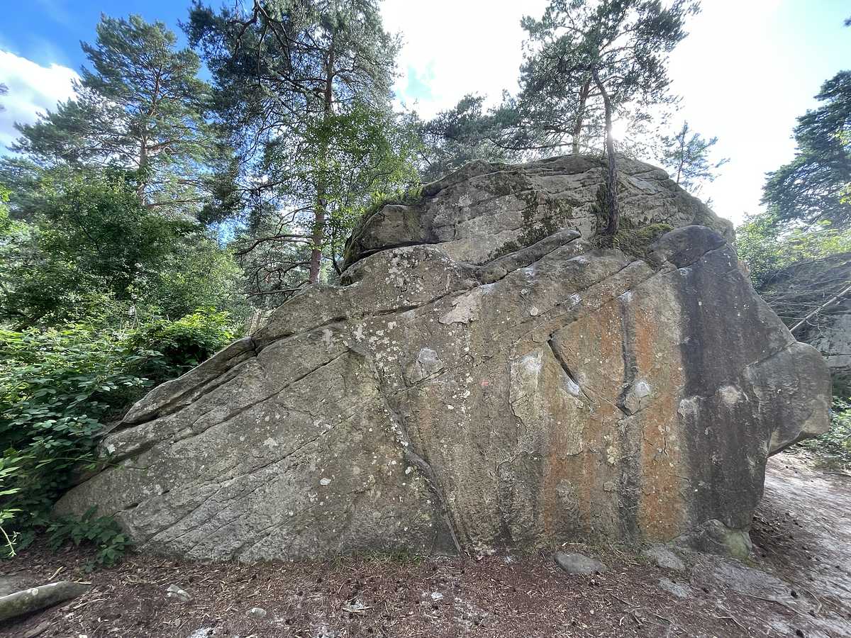 Photo du rocher avec les tracés