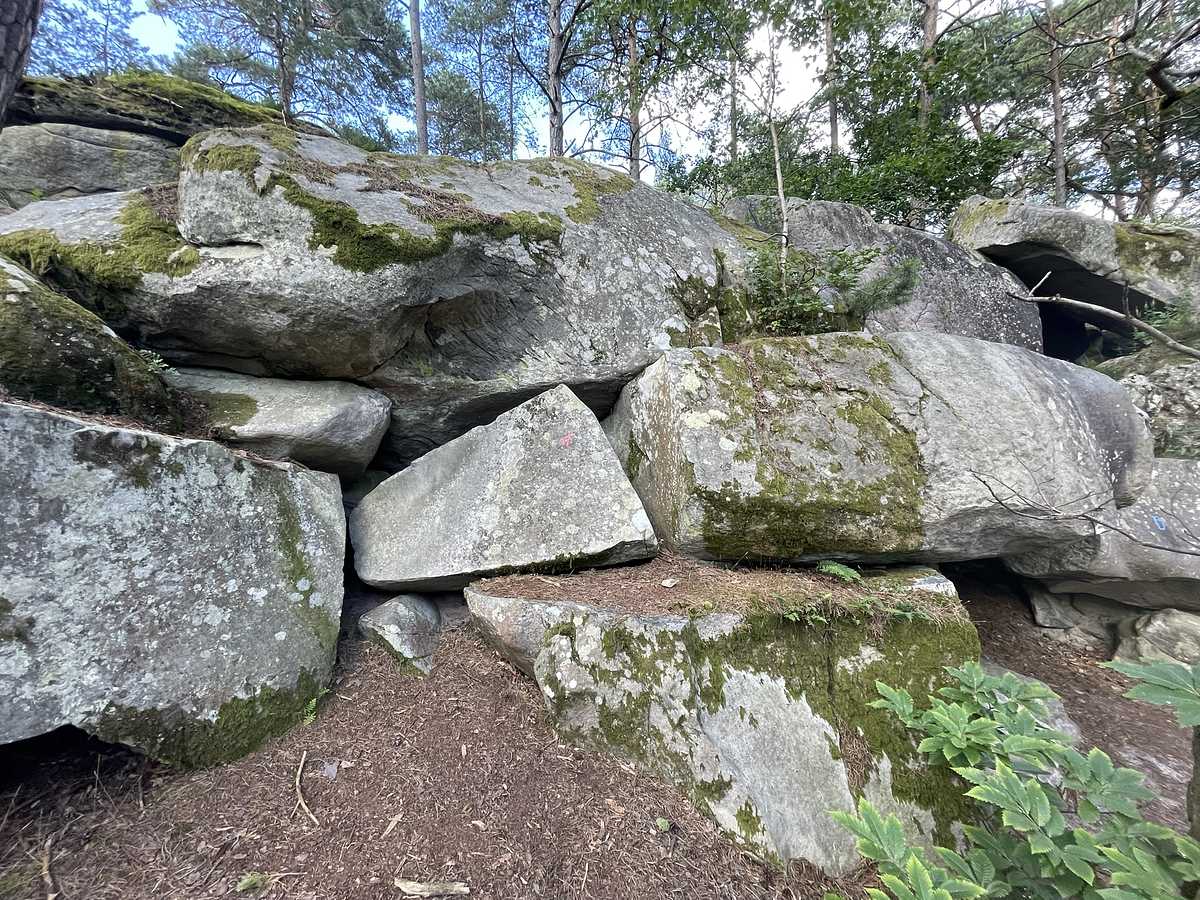 Photo du rocher avec les tracés