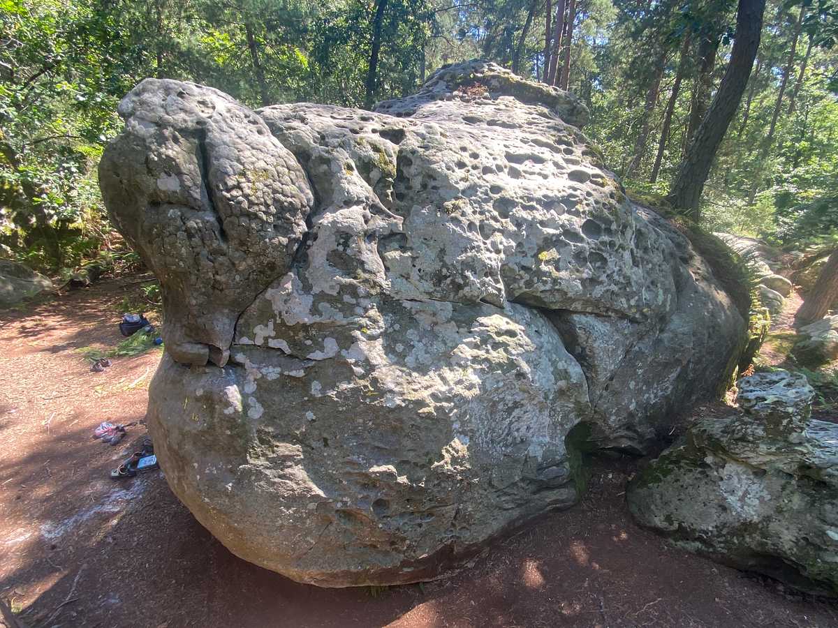 Photo du rocher avec les tracés