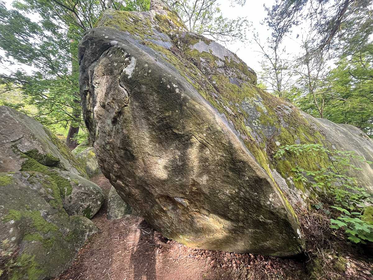 Photo du rocher avec les tracés