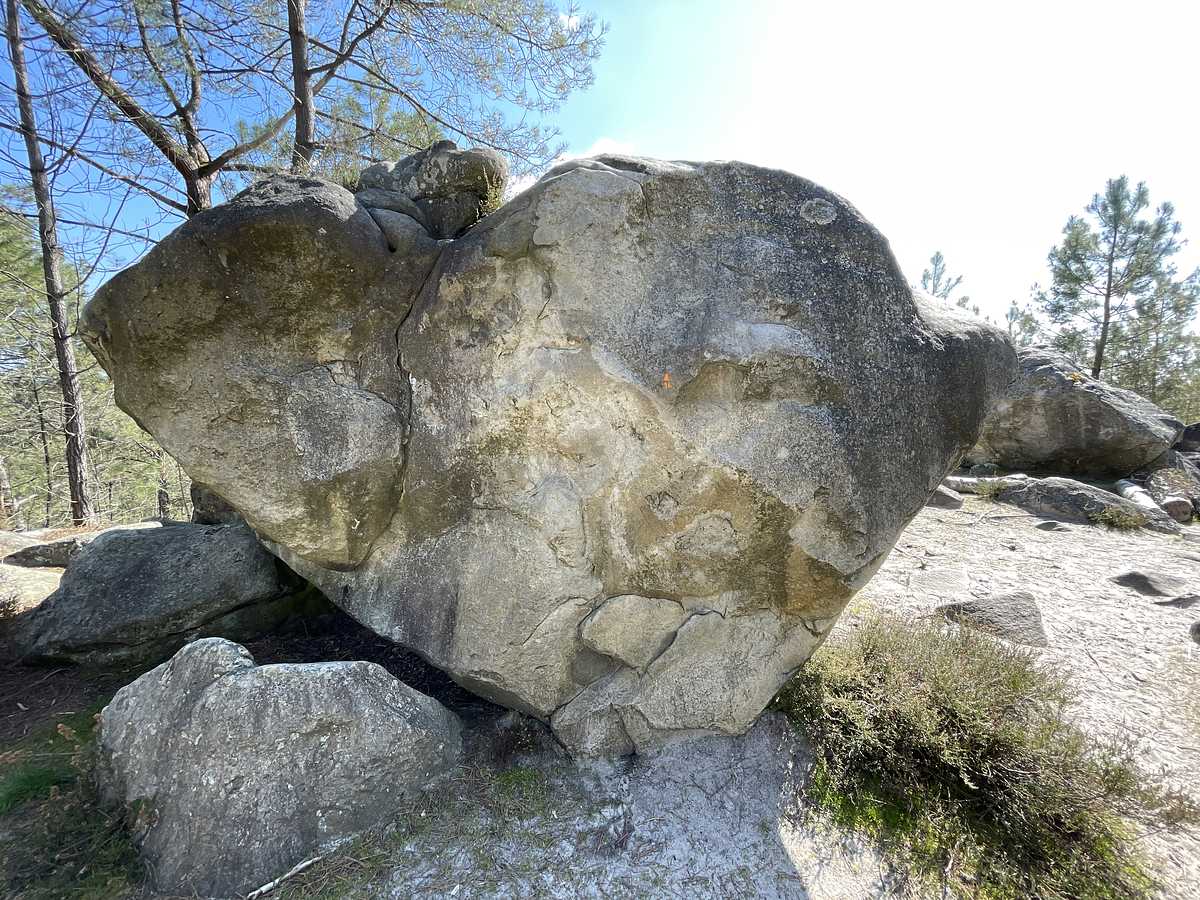 Photo du rocher avec les tracés