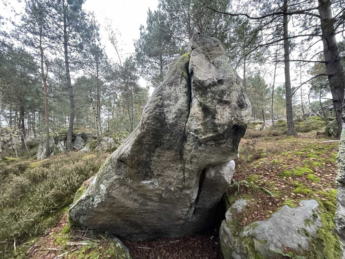 Photo du rocher avec les tracés