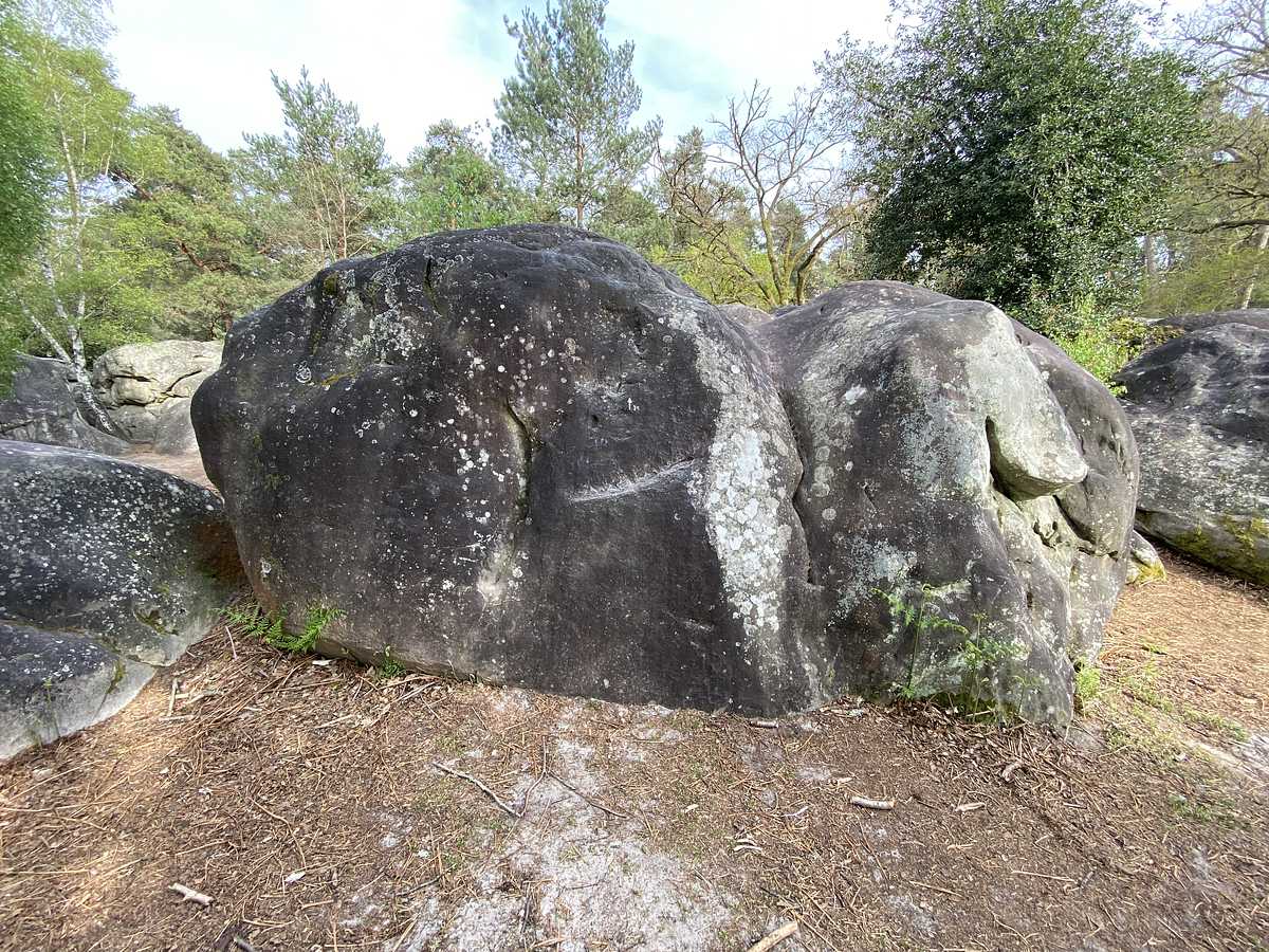 Photo du rocher avec les tracés
