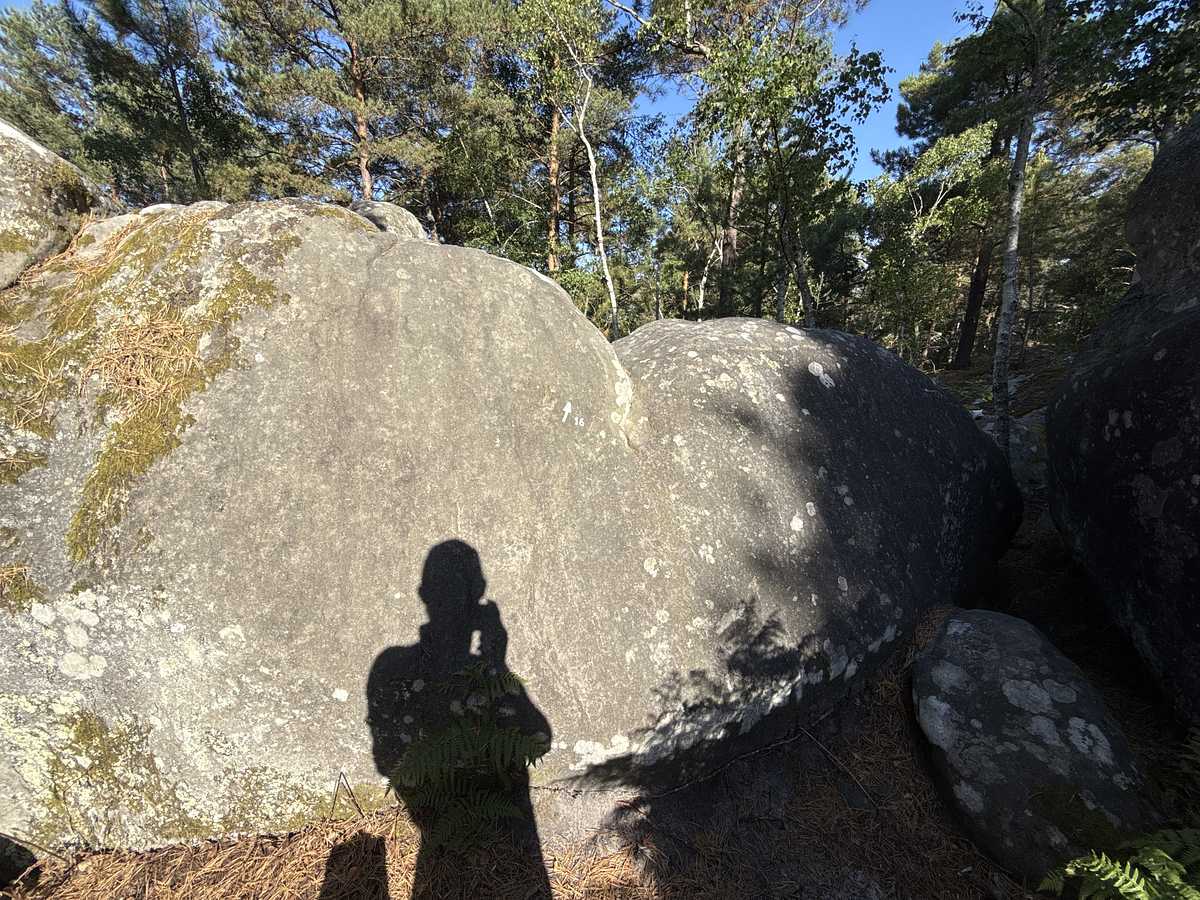 Photo du rocher avec les tracés