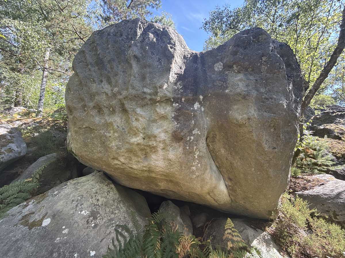 Photo du rocher avec les tracés
