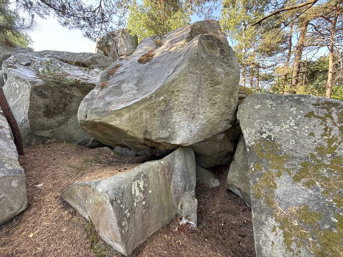 Photo du rocher avec les tracés