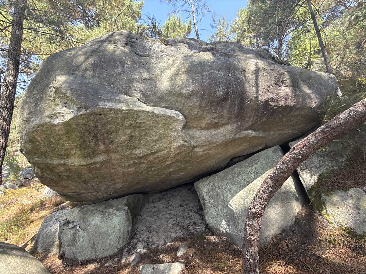 Photo du rocher avec les tracés