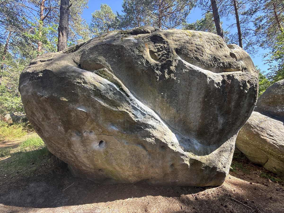 Photo du rocher avec les tracés