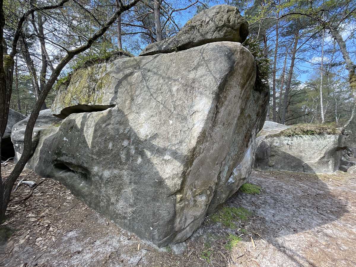 Photo du rocher avec les tracés