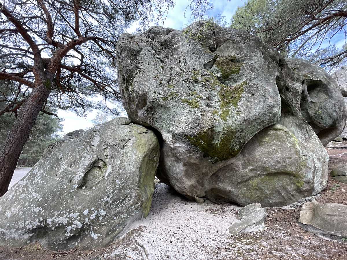 Photo du rocher avec les tracés