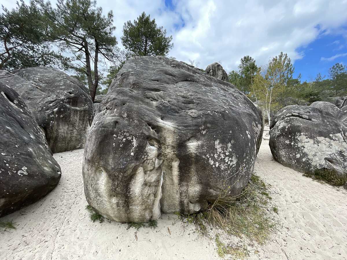 Photo du rocher avec les tracés
