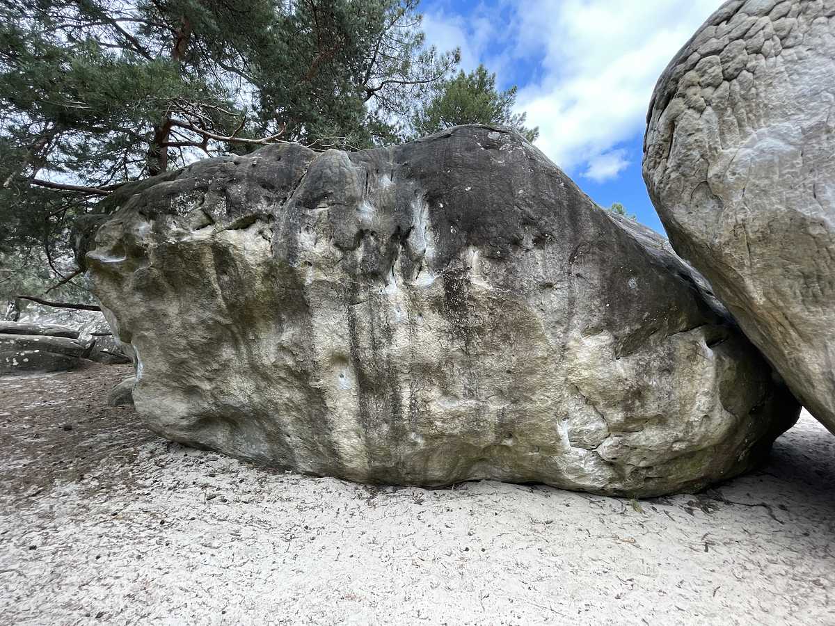 Photo du rocher avec les tracés