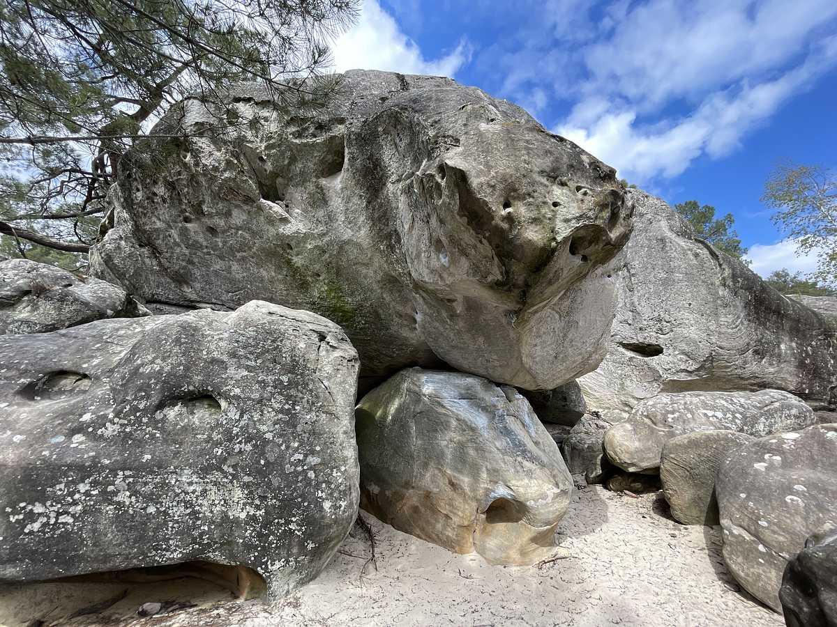 Photo du rocher avec les tracés