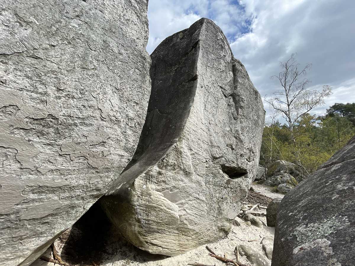 Photo du rocher avec les tracés