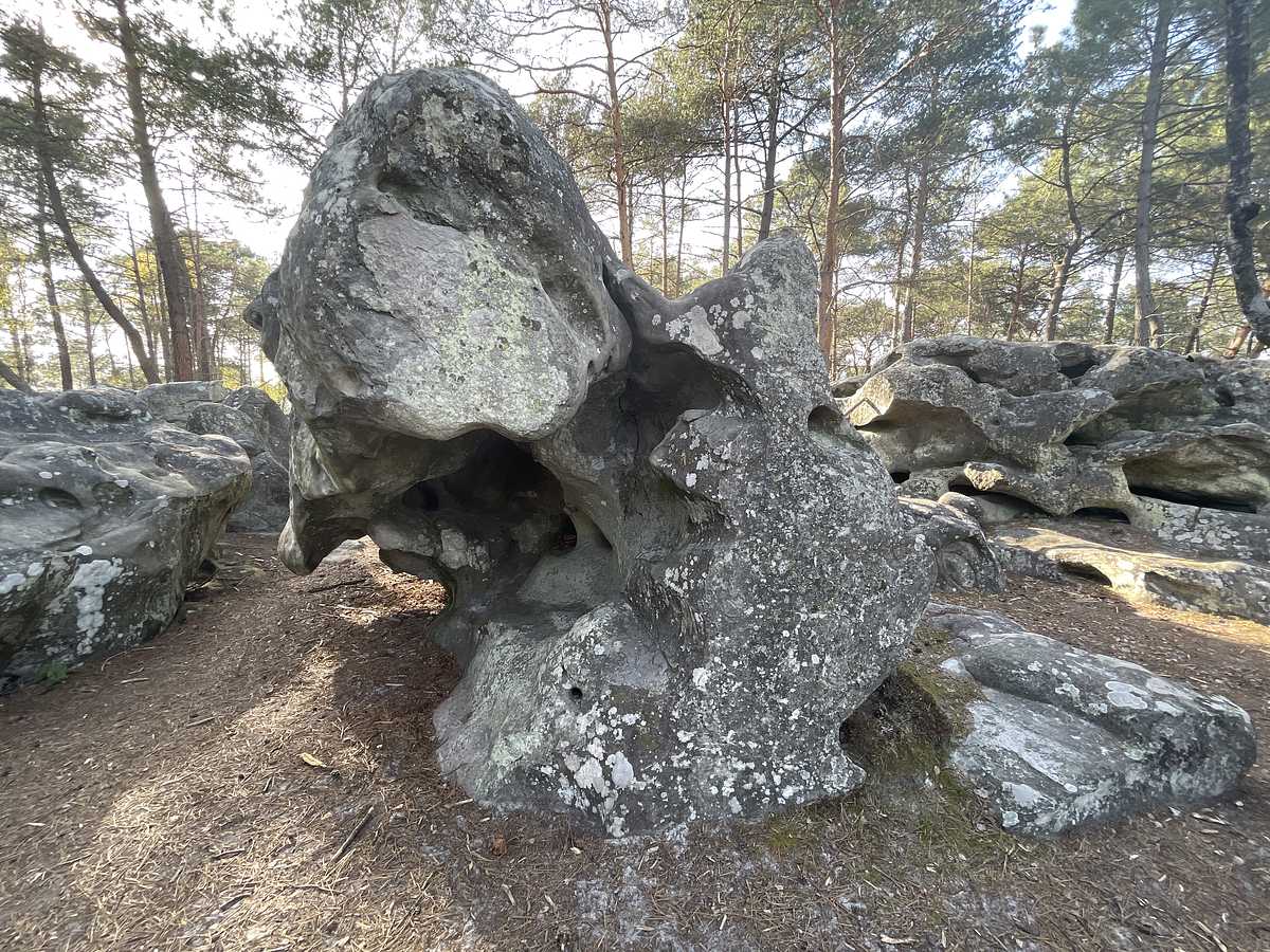 Photo du rocher avec les tracés