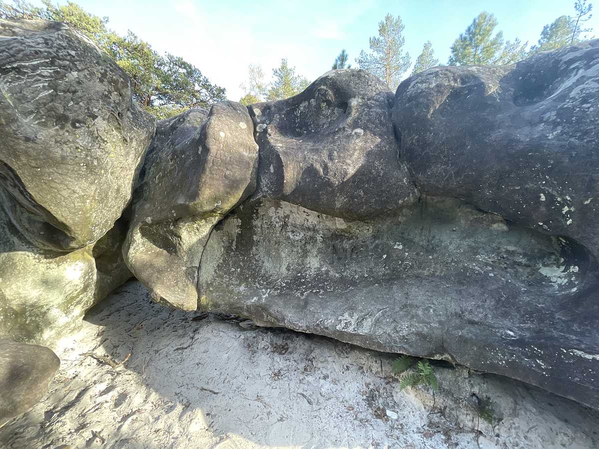 Photo du rocher avec les tracés