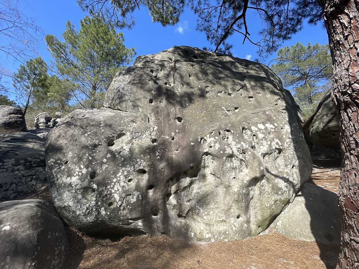 Photo du rocher avec les tracés