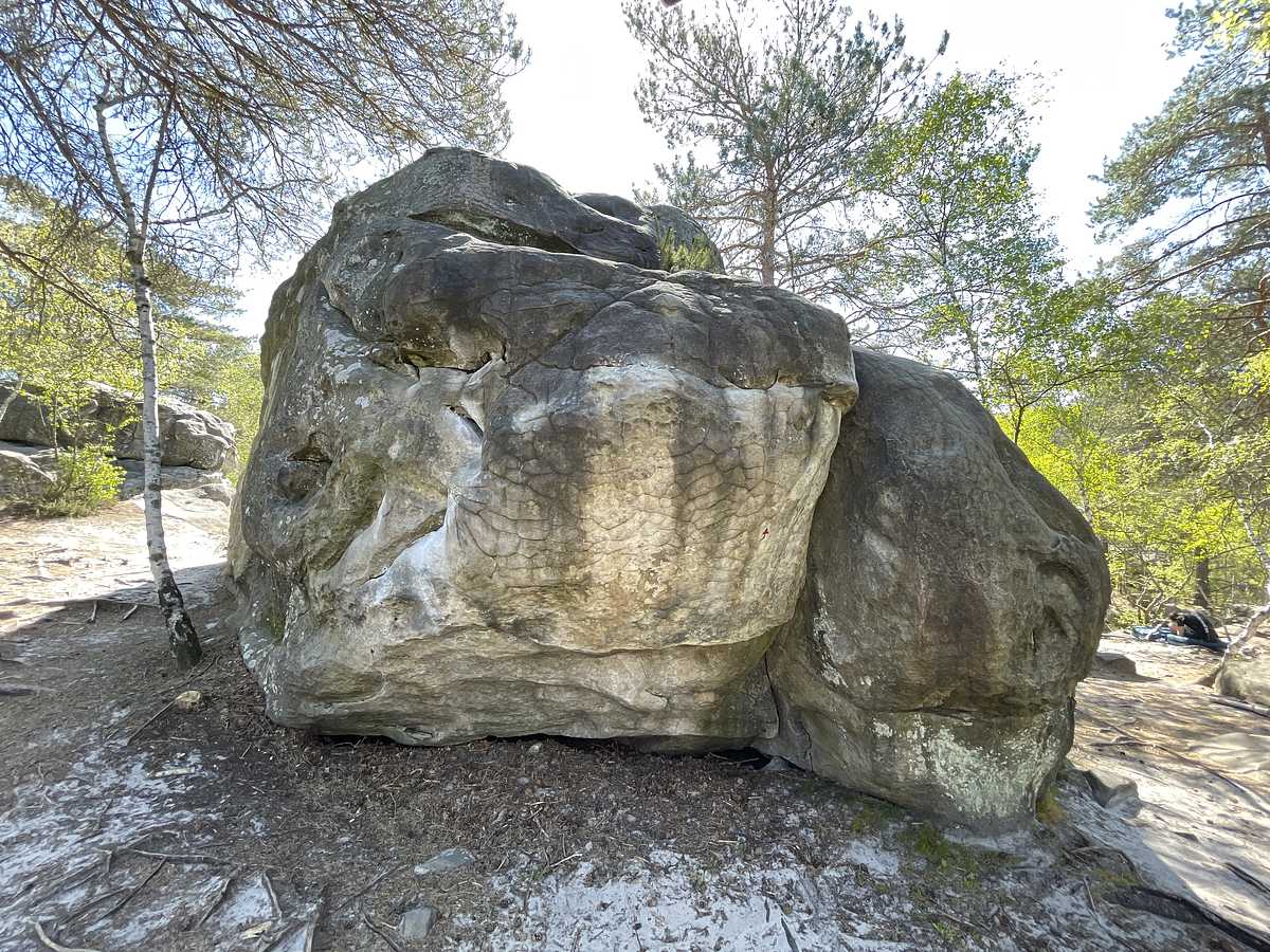 Photo du rocher avec les tracés