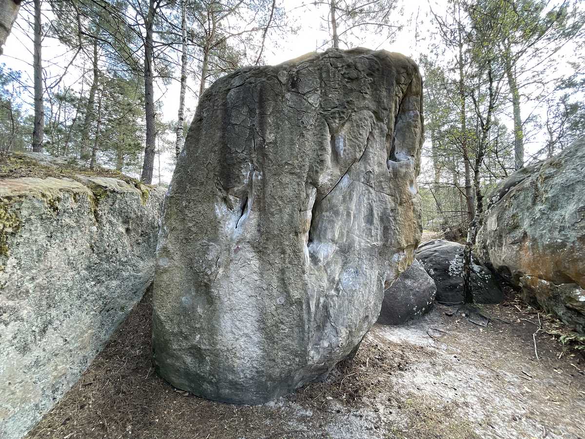 Photo du rocher avec les tracés