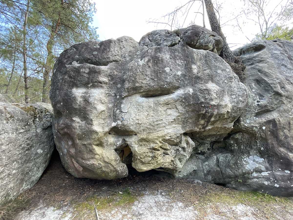 Photo du rocher avec les tracés