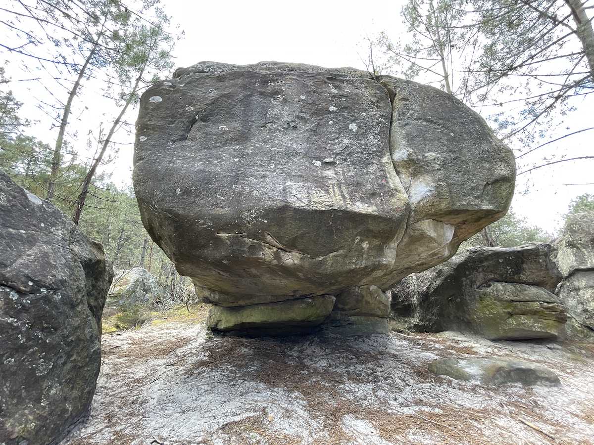 Photo du rocher avec les tracés
