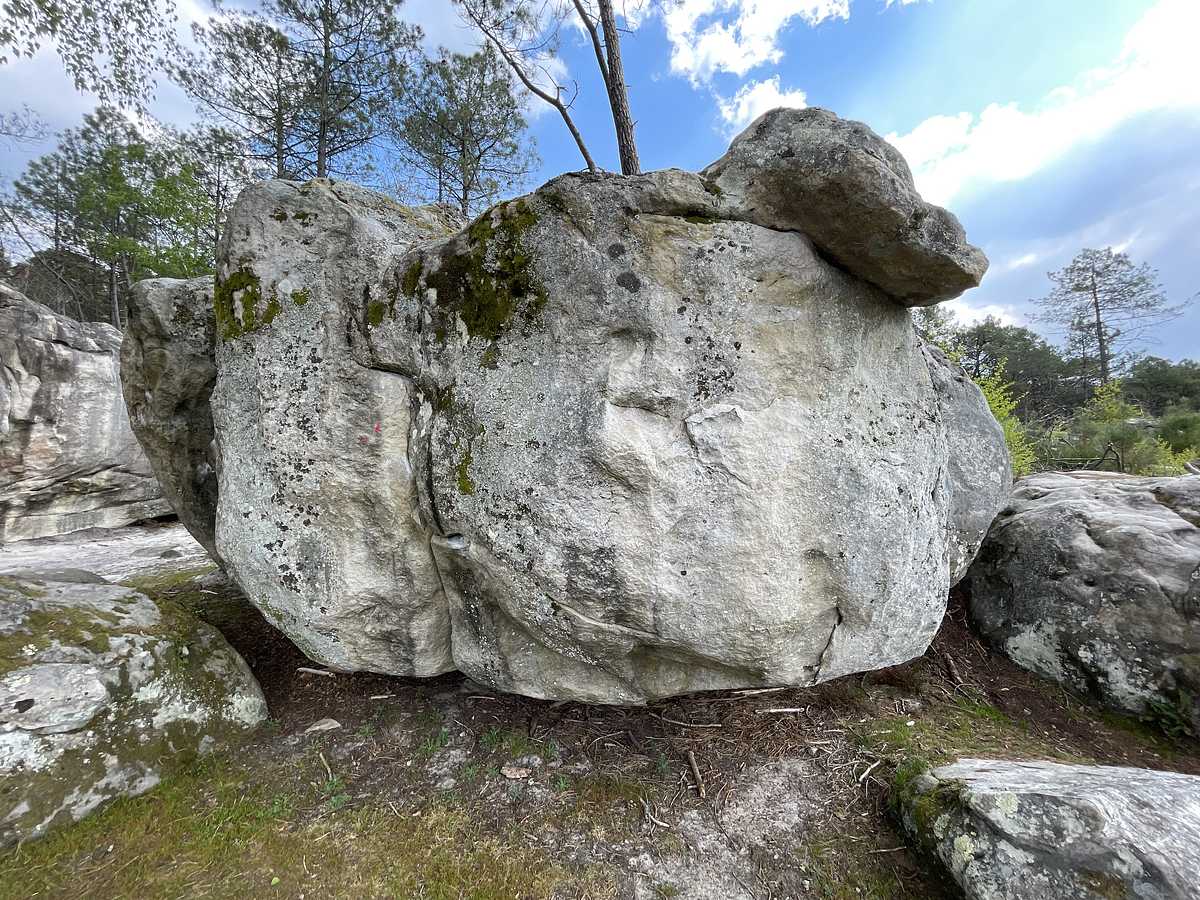 Photo du rocher avec les tracés