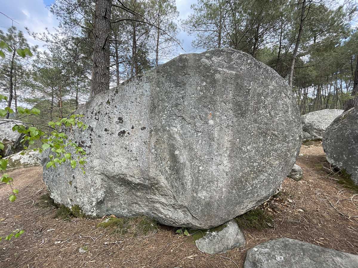 Photo du rocher avec les tracés