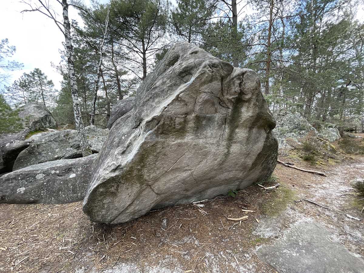 Photo du rocher avec les tracés