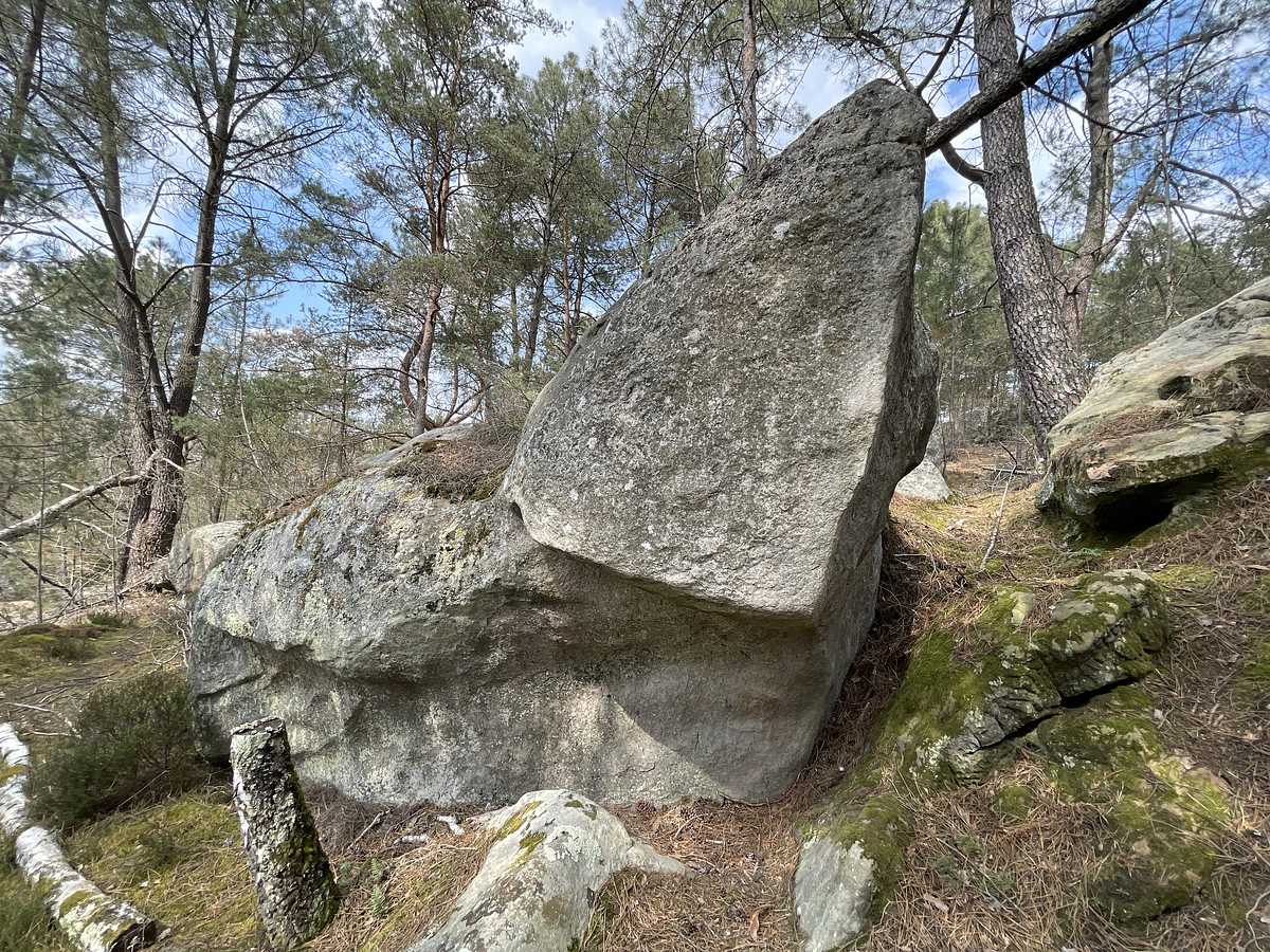 Photo du rocher avec les tracés